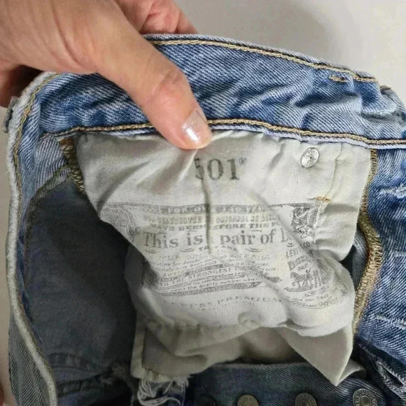 Levi's 501 button fly light wash distressed shorts sz 28 - Picture 12 of 12